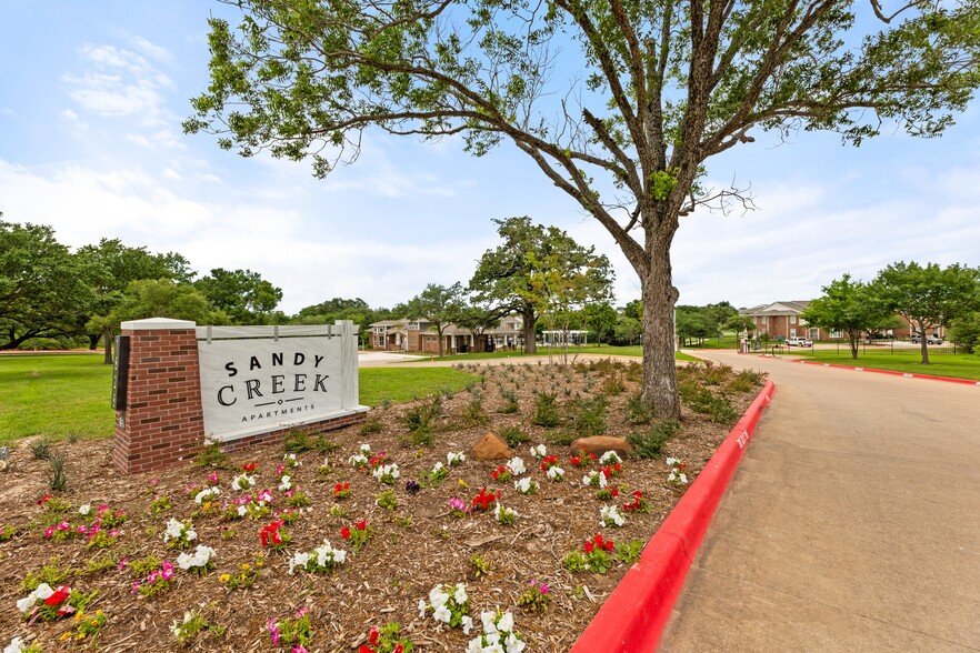 Building Photo - Sandy Creek Apartments