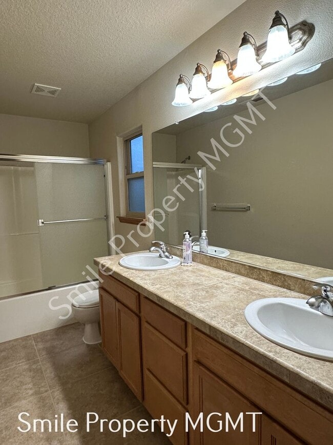 Building Photo - Lovely house with 4 bedrooms and 2.5 bathroom.