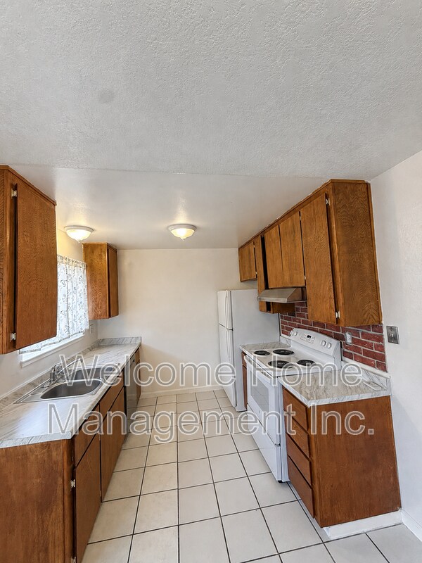 Building Photo - 2225 Hillsborough Ct