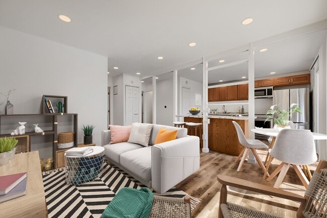 Building Photo - Move in ready unit on Fairway!