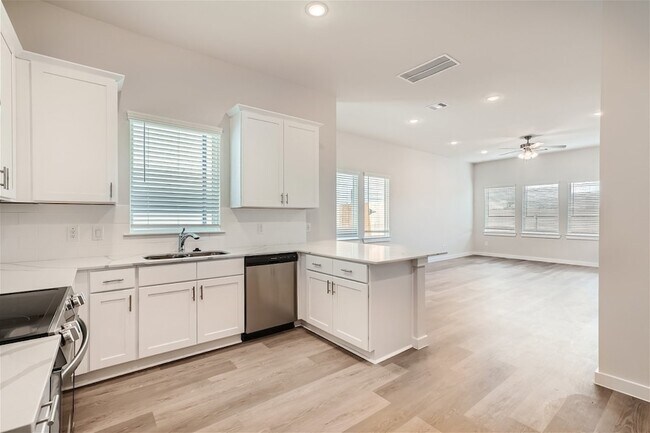 Building Photo - 33110 Willow Hts Ln