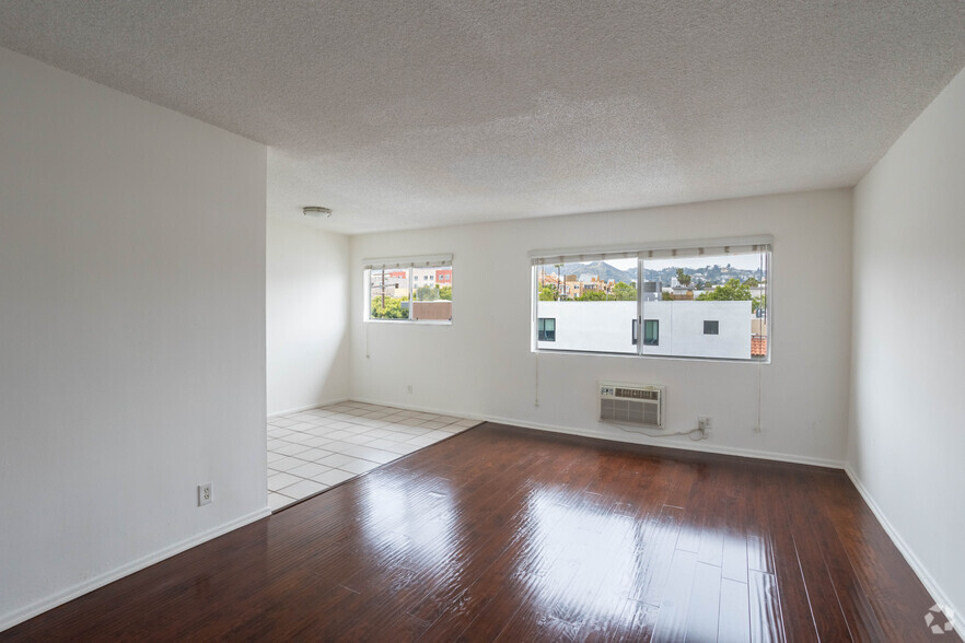 1BR, 1BA - 600SF Living Room - 1134 N Sycamore Ave