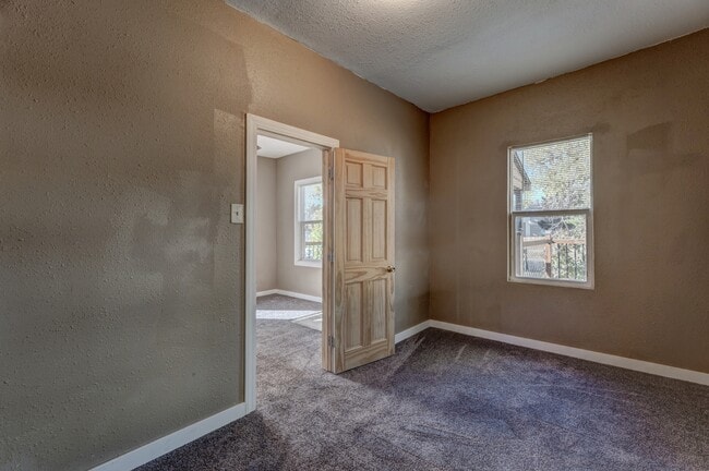 Building Photo - 812 Allen Ave