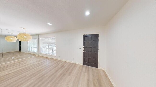 Primary Photo - 500 E Riverside Dr