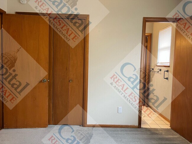 Building Photo - Charming 3 Bedroom