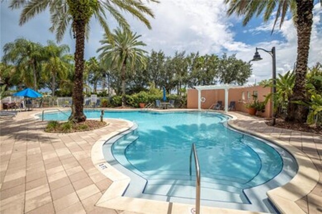 Building Photo - 3 BEDROOM TO 2 BATH SPACIOUS CONDO