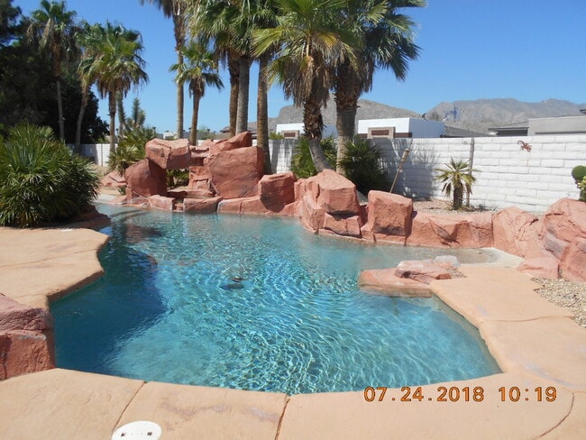 Building Photo - Single Story 4 Bedroom on 1/2 Acre Lot w/ Pool & Spa!