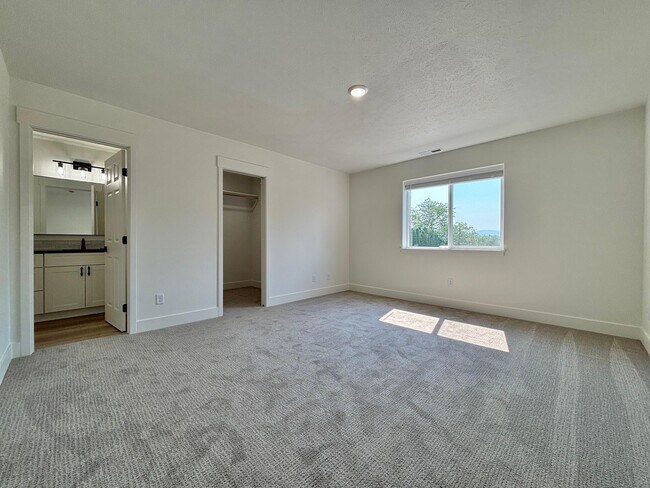 Building Photo - 13301 E Alki Ave