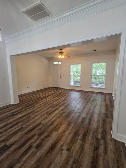 Building Photo - 7025 Sunnywood Dr