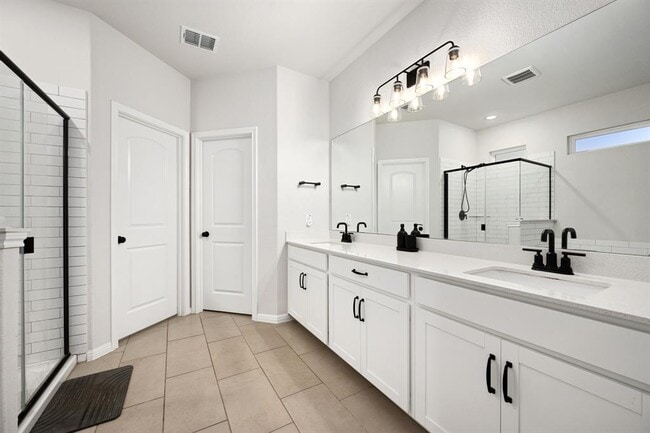 Building Photo - 236 Travis Ln