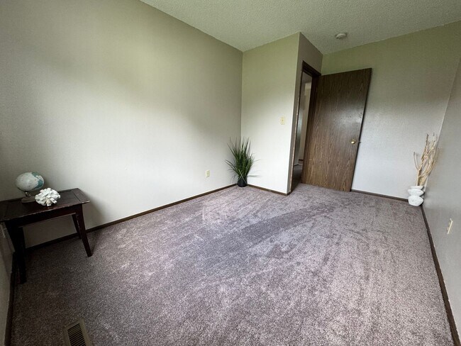 Building Photo - 3 bed, 1.5 bath duplex for rent in Cedar Falls