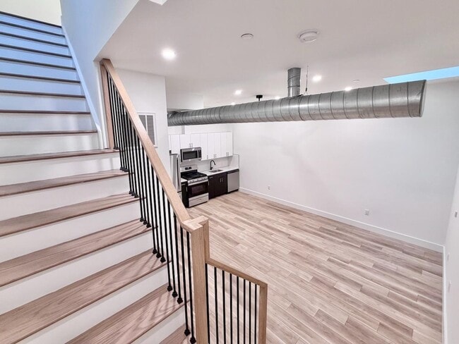 Building Photo - 375 Monmouth St