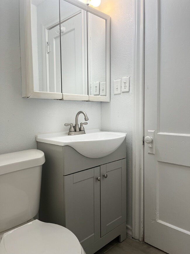Building Photo - Convenient 1 Bedroom Apartment - Close to ...