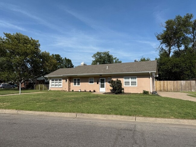 Primary Photo - 1480 N Clarence St