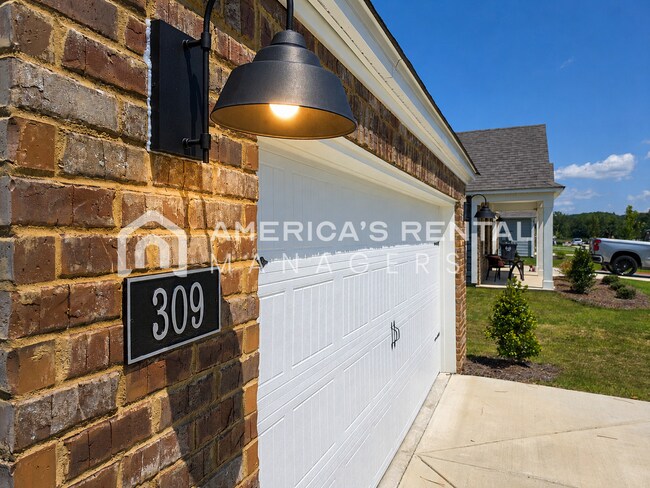 Building Photo - 309 Oakmont Cir