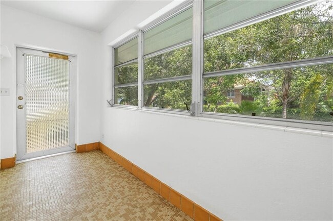 Building Photo - 356 14th Ave NE