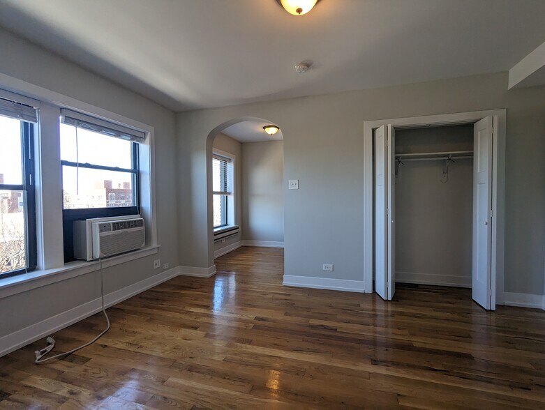 Building Photo - 560 W Arlington