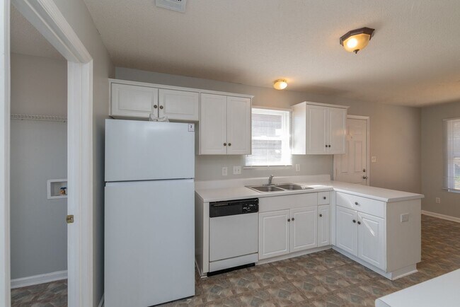 Building Photo - Delightful Pepperidge Home with Fireplace & Large Backyard