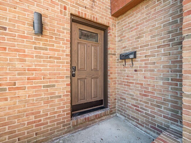 Building Photo - 3535 Sunset Dr