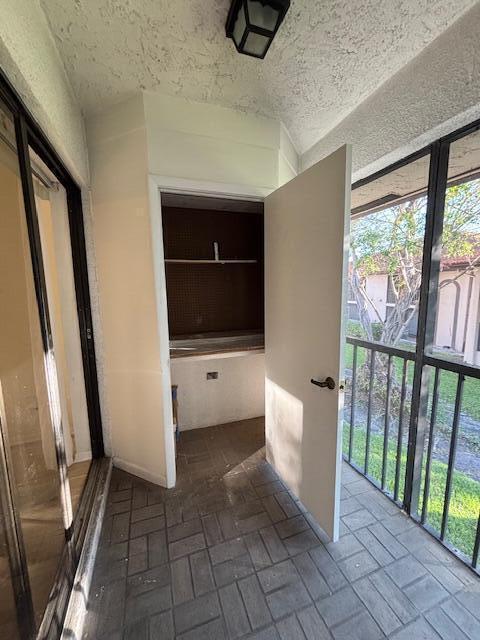 Building Photo - 350 Club Cir