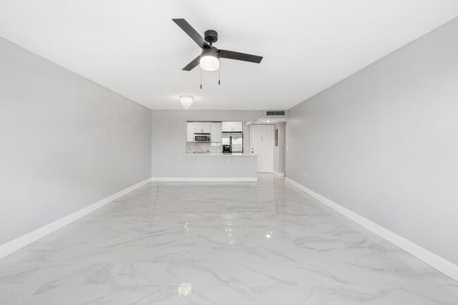 Building Photo - 1502 S Lakeside Dr