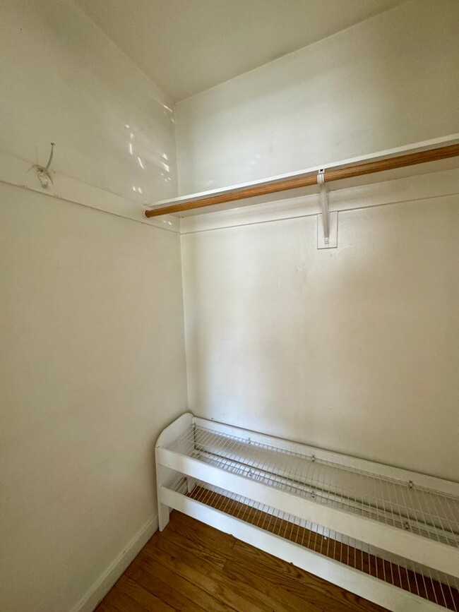 Building Photo - Charming Home Available Now!