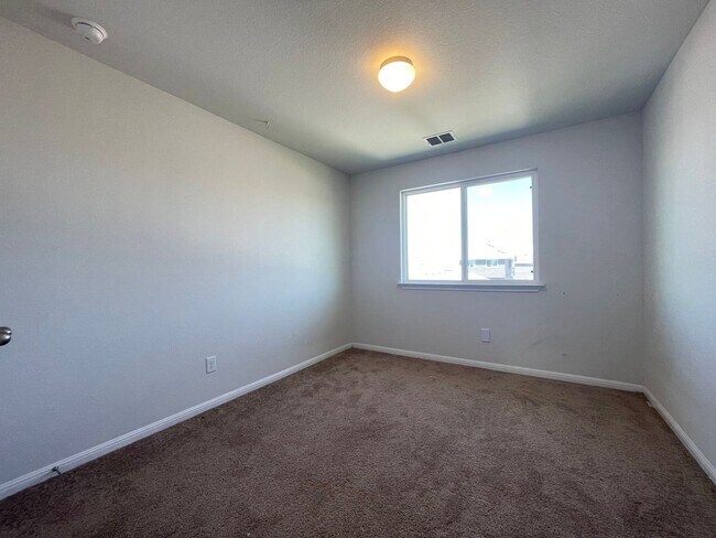 Building Photo - Newer Home in Up & Coming Neighborhood!