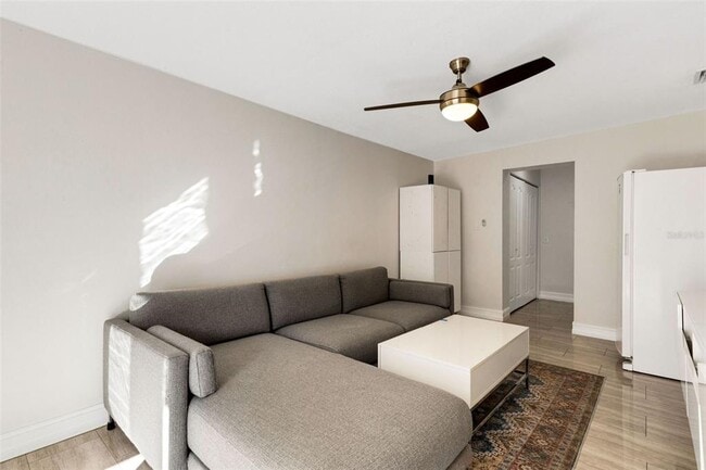 Building Photo - 2914 W Lake Ave