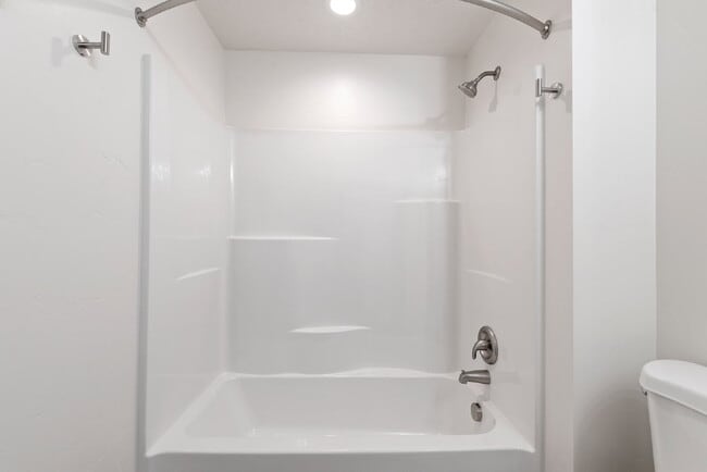 Building Photo - "Discover Comfort & Style: Spacious 3-Bed,...