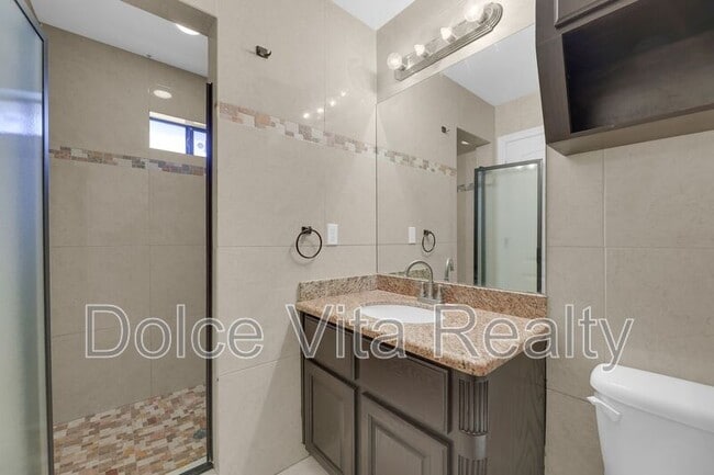 Building Photo - 110 S Ridge Ln