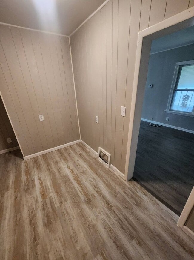 Building Photo - Charming 2-Bedroom Property in Prime Location