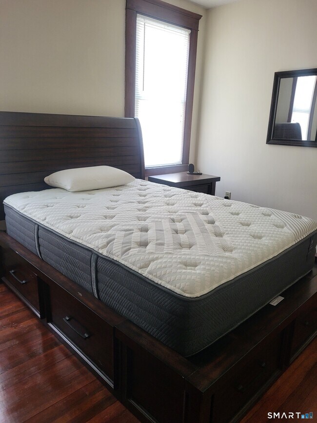 Building Photo - 165 Center St