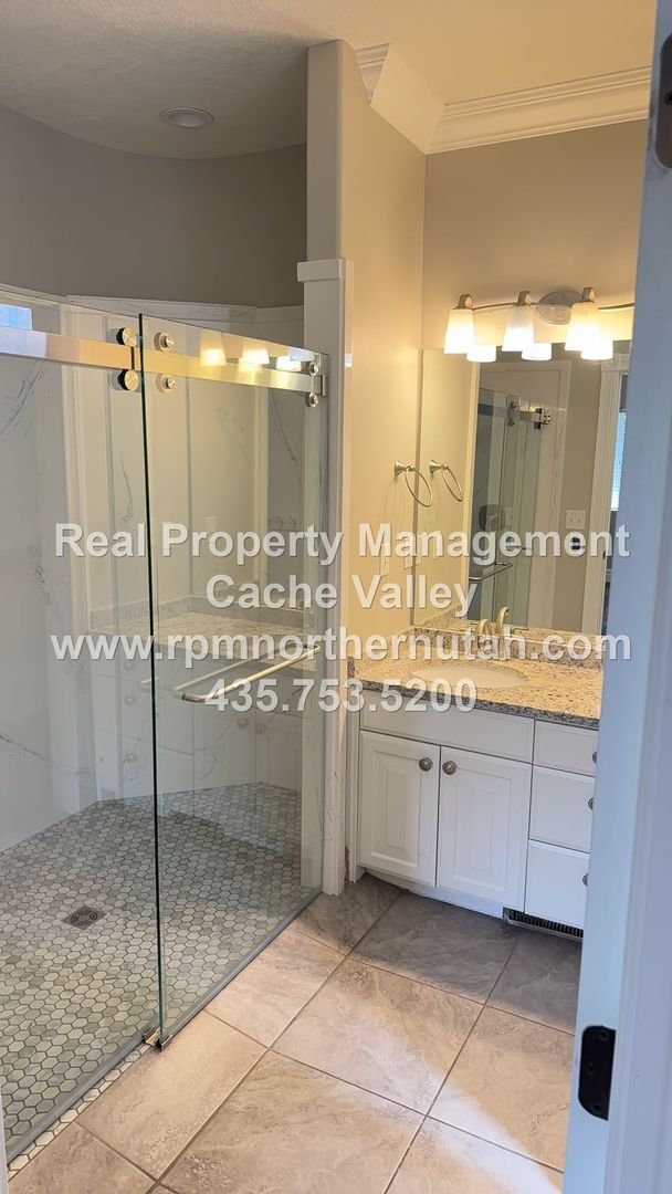 Building Photo - 4 Bedroom in Cobble Stone Gated Community in Providence!