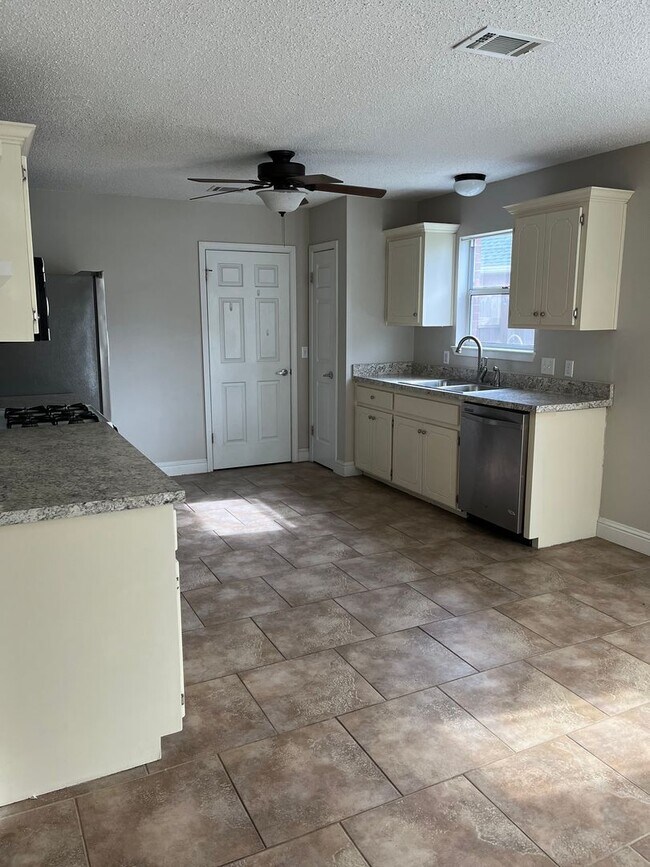 Building Photo - Beach Access 5BR 3Bath Home in Mary Esther