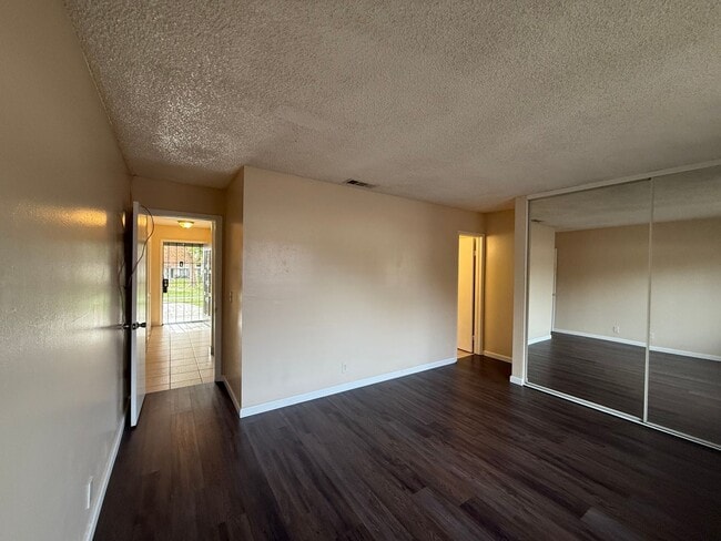 Building Photo - Beautiful Condo!