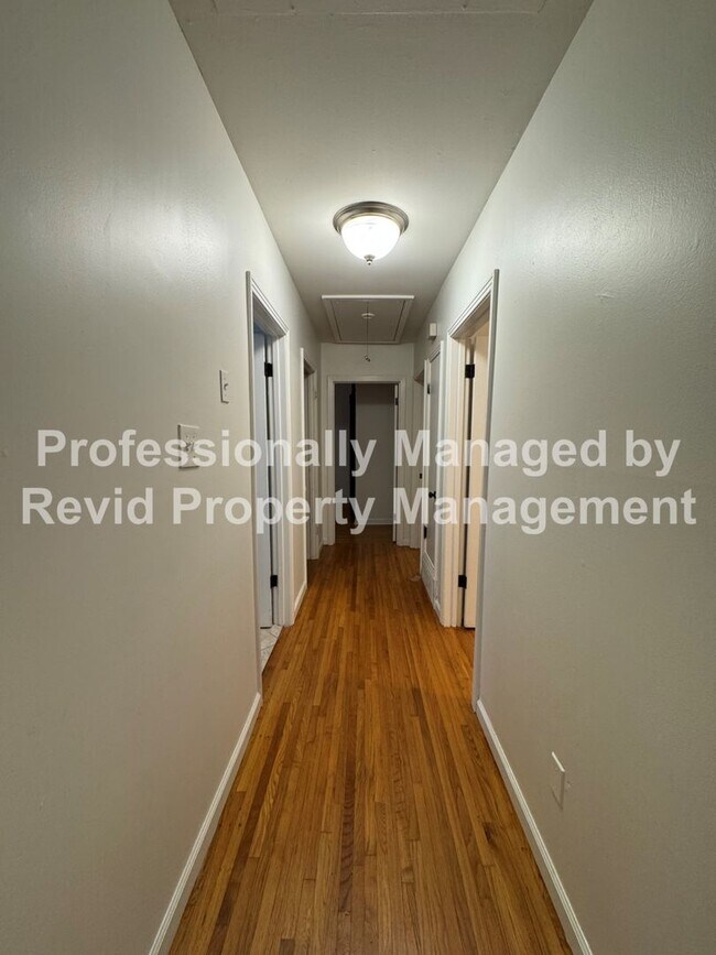 Building Photo - Updated 3 bedroom 2 bathroom home in East Memphis!