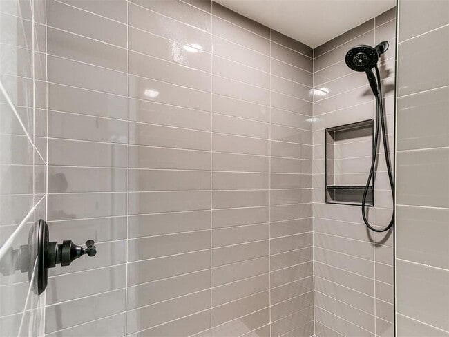 Building Photo - Family Home + Pool!