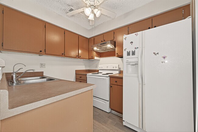 Building Photo - 13040 Greenway Chase Ct