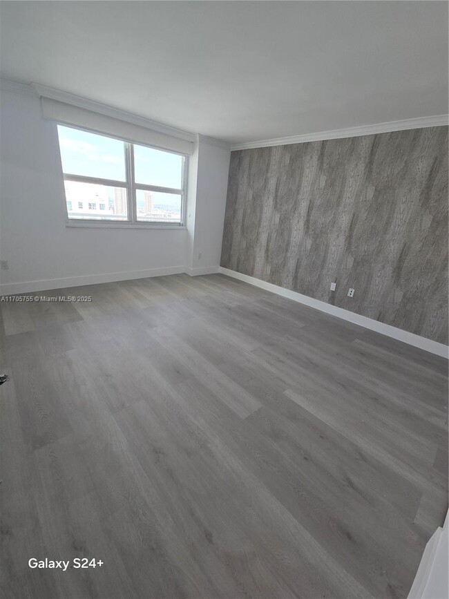 Building Photo - 1155 Brickell Bay Dr