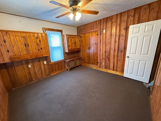 Building Photo - Spacious 3 bedroom 1 bathroom