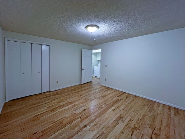 Building Photo - 4 bedroom 2.05 bath rambler on Kent's East...
