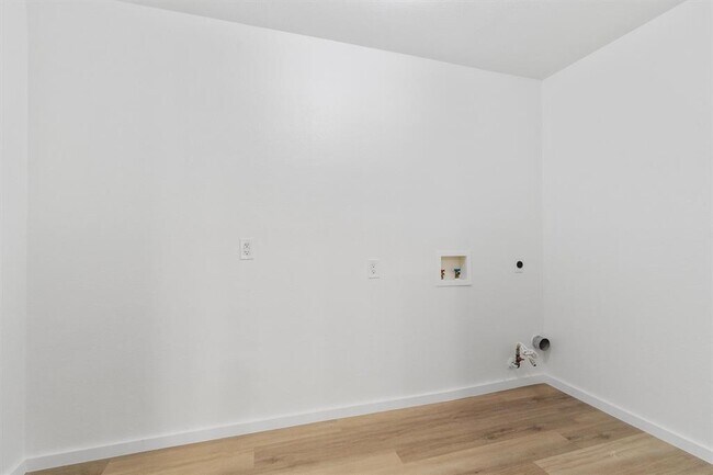 Building Photo - 9730 Anderson Village Dr