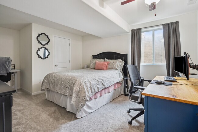 Building Photo - 3016 Sherwood Dr