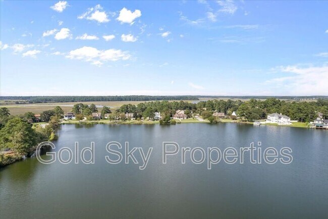 Building Photo - 210 Pine Grove Dr