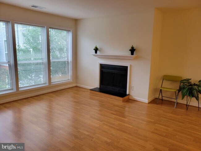 Building Photo - 3178 Summit Square Dr