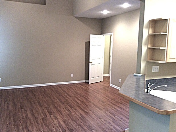 Building Photo - 8001 Lakeshore Dr