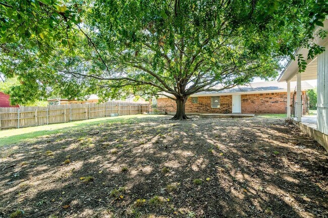 Building Photo - 810 S Western Hls Dr