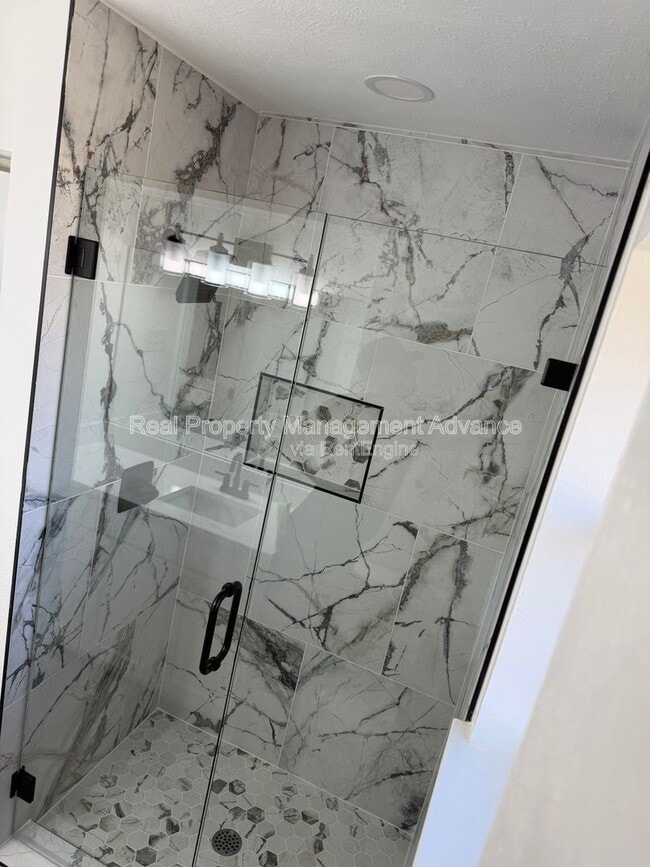 Building Photo - 905 Bromwich St