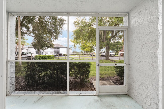 Building Photo - 588 Fairways Ln