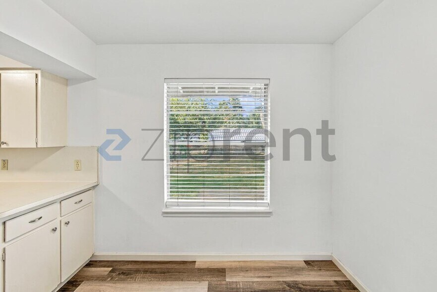 Building Photo - Unit